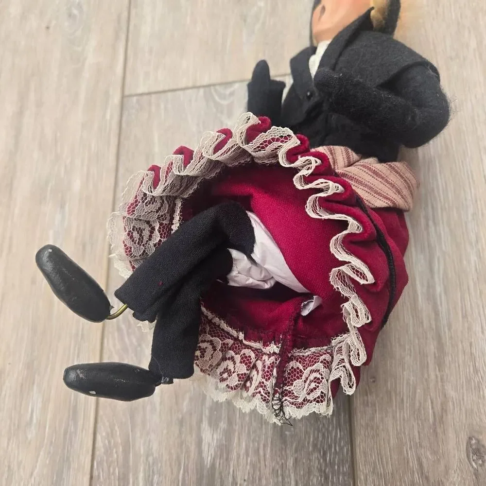 Byers Choice vintage 2000 holiday Caroler seated sitting The Carolers